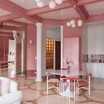 Luxury Pink Suite, Autohalli * هلسنكي