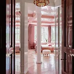 Luxury Pink Suite, Autohalli *