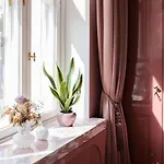 Luxury Pink Suite, Autohalli *