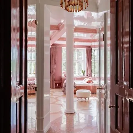 Luxury Pink Suite, Autohalli *