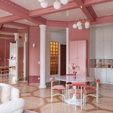 Luxury Pink Suite, Autohalli * Helsinki