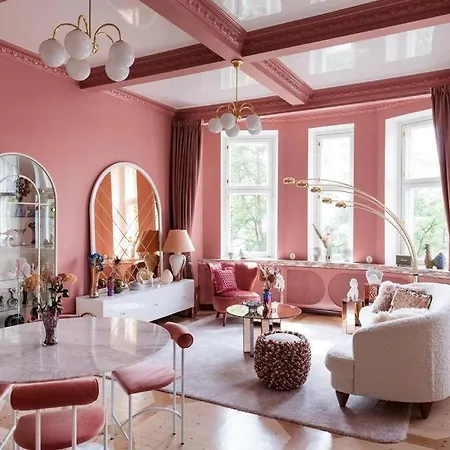 Luxury Pink Suite, Autohalli Helsinki