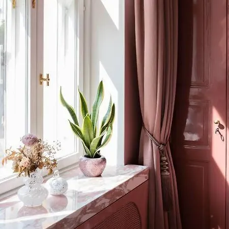 Luxury Pink Suite, Autohalli *