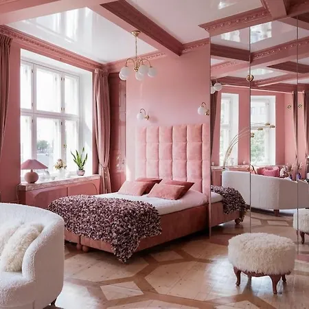 Luxury Pink Suite, Autohalli Helsinki