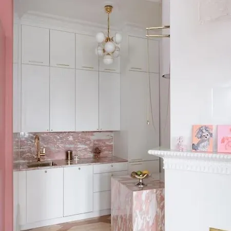 Luxury Pink Suite, Autohalli *