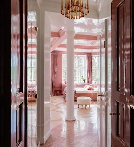 Luxury Pink Suite, Autohalli *