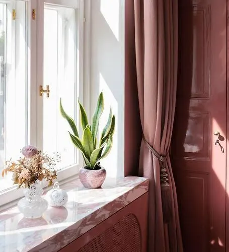 Luxury Pink Suite, Autohalli *