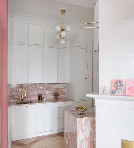 Luxury Pink Suite, Autohalli *