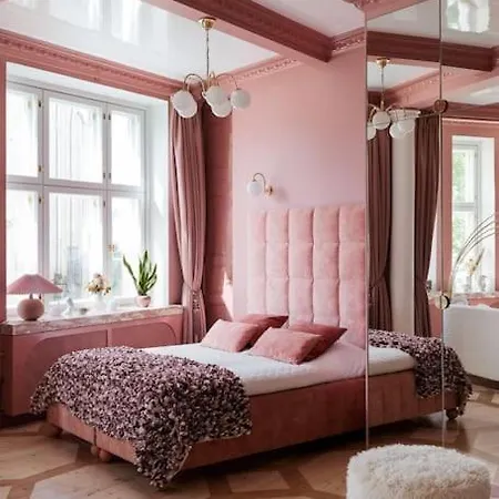 Luxury Pink Suite, Autohalli Apartment