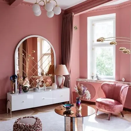 Luxury Pink Suite, Autohalli Helsinki